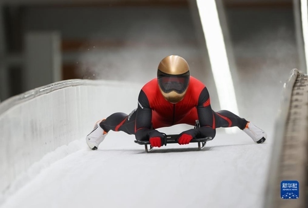 11月25日，天津隊(duì)選手閆文港在比賽中抵達(dá)終點(diǎn)。新華社記者 王楷焱 攝