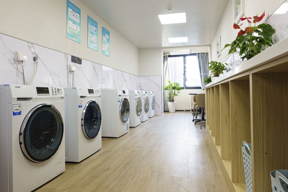 閔行區(qū)新時(shí)代城市建設(shè)者管理者之家的共享廚房和共享洗衣房。