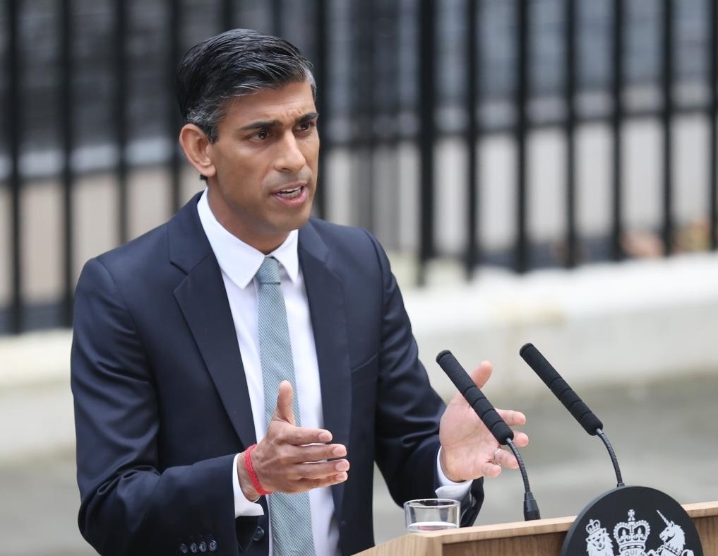 2022年10月25日，里?！ぬK納克在英國(guó)倫敦唐寧街10號(hào)首相府前發(fā)表講話。新華社記者李穎攝