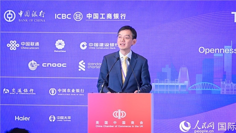 1. 英國中國商會會長、中國銀行倫敦分行行長方文建 致歡迎辭。郭錦標攝_副本