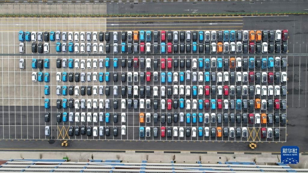 這是2023年7月9日在上海外高橋海通汽車碼頭拍攝的等待裝船運往澳大利亞的上汽MG品牌汽車和新能源車（無人機照片）。新華社記者 方喆 攝