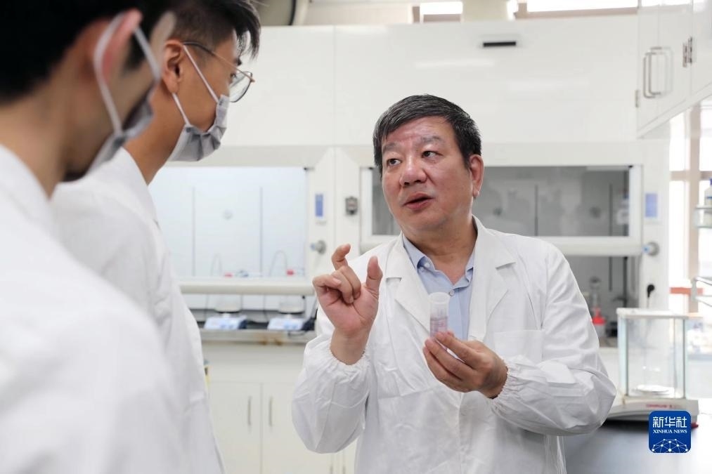 中國科學院院士、國家自然科學獎一等獎得主趙東元在復旦大學實驗室里指導學生（2023年9月2日攝）。新華社記者 劉穎 攝