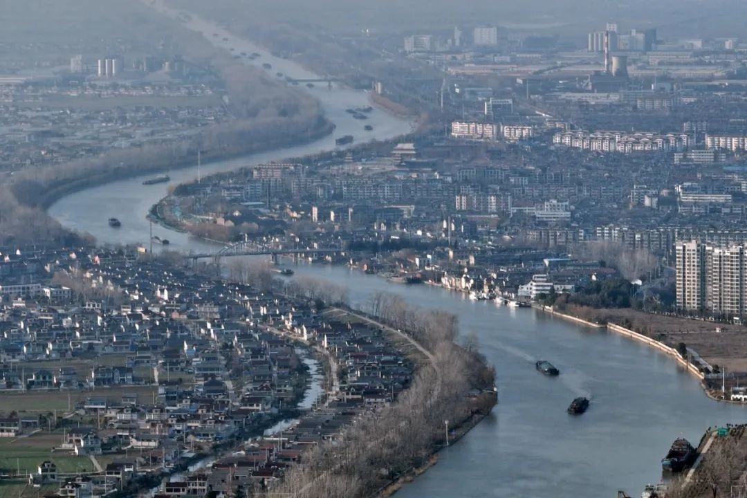 2月16日，貨船行駛在京杭大運(yùn)河江蘇寶應(yīng)段。新華社發(fā)（沈冬兵攝）