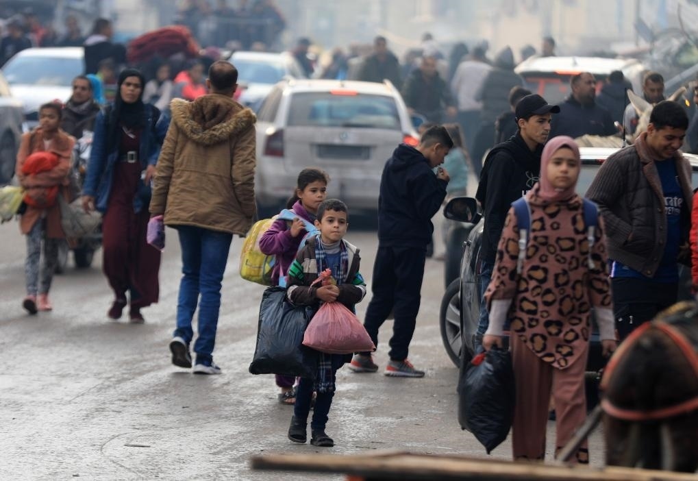 12月1日，在加沙地帶南部城市汗尤尼斯，人們在以軍恢復(fù)軍事行動后逃離家園。新華社發(fā)（亞西爾·庫迪攝）