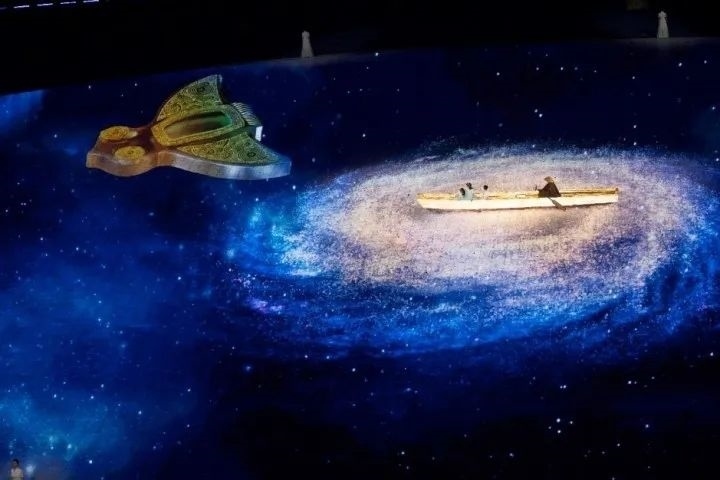 杭州第4屆亞殘運(yùn)會(huì)閉幕式上，吉祥物飛飛幻化回良渚玉鳥的模樣，盤旋于夜色之中。記者 倪雁強(qiáng) 董旭明 攝