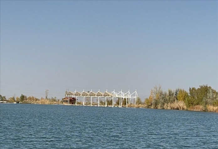 2023年11月1日，督察組拍攝到弱水花海景區(qū)建有人工湖及水上游樂設(shè)施。（中央第四生態(tài)環(huán)境保護(hù)督察組供圖）