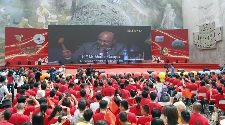 2019年7月6日，杭州市民揮舞國旗慶祝良渚古城遺址獲準(zhǔn)列入世界遺產(chǎn)名錄。記者 吳煌 倪雁強(qiáng) 攝