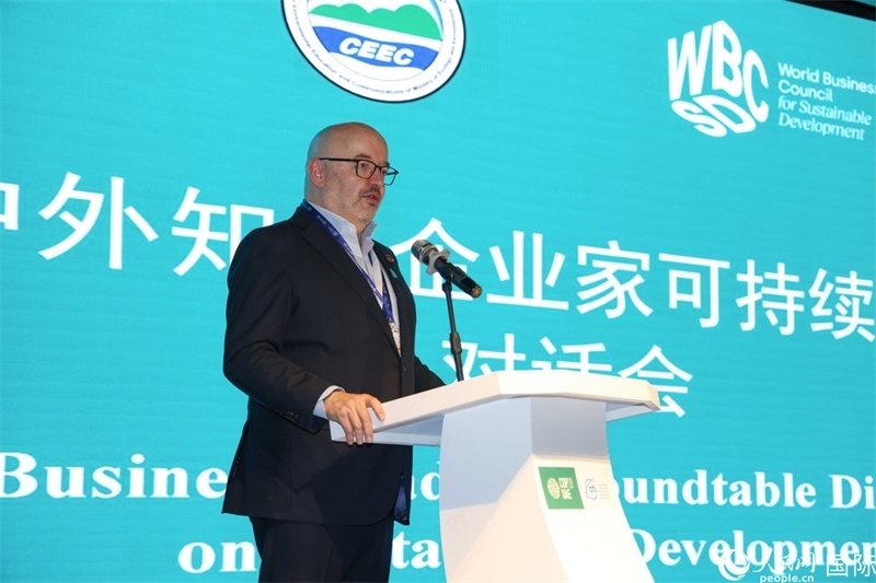 世界可持續(xù)發(fā)展工商理事會會長兼主席貝德凱致辭。人民網(wǎng)記者任皓宇攝