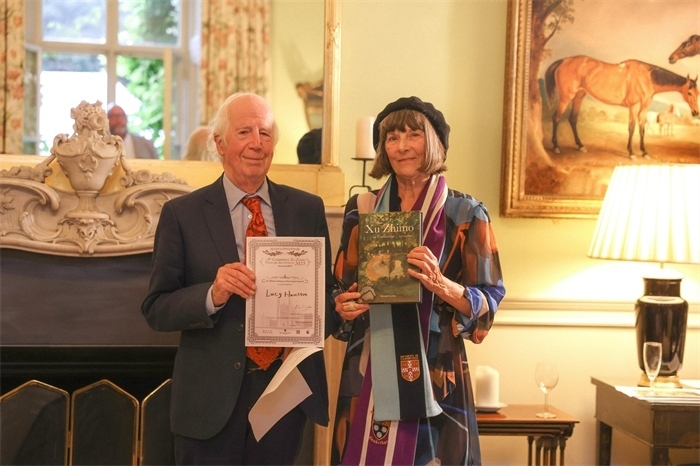 艾倫·麥克法蘭教授為漢密爾頓頒發(fā)文學(xué)類終身成就獎。雨珊攝