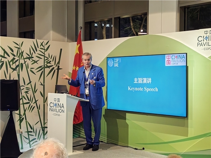 意大利都靈理工大學終身教授岡特·鮑利發(fā)言。COP28中國角供圖
