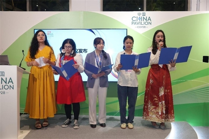 現(xiàn)場(chǎng)發(fā)布《“世界因你而美麗：應(yīng)對(duì)氣候變化的女性領(lǐng)導(dǎo)力”性別倡議》，COP28中國(guó)角供圖