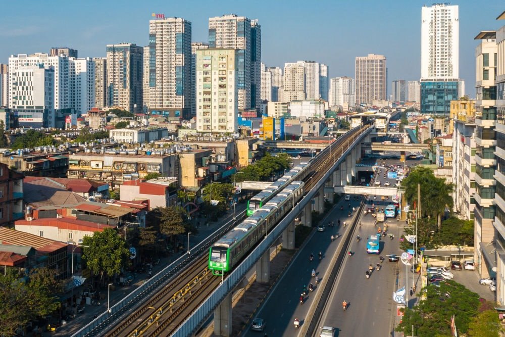 2021年12月1日，在越南首都河內，列車在吉靈-河東輕軌線上行駛。新華社發(fā)（中鐵六局河內輕軌項目部供圖）