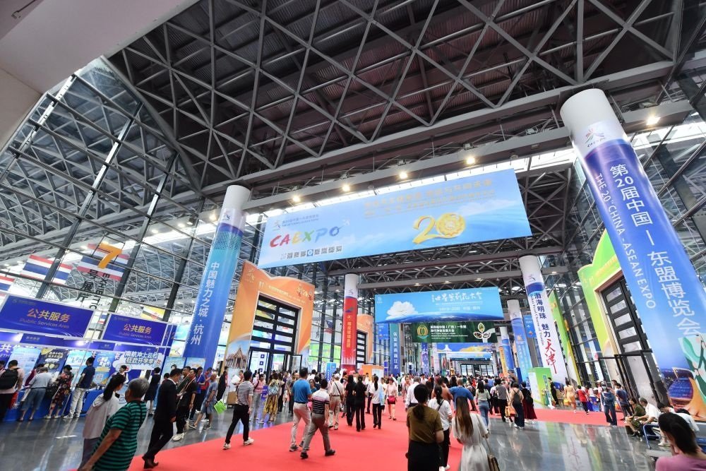 2023年9月18日，參觀者在第二十屆中國—東盟博覽會東盟商品展區(qū)選購商品。新華社記者 黃孝邦 攝