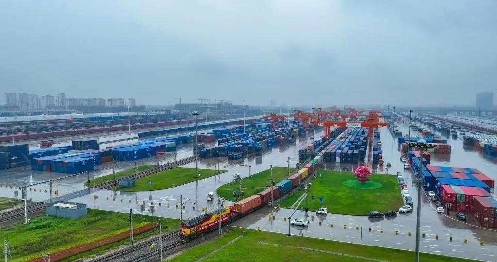 △2023年9月28日，中歐班列長(zhǎng)安號(hào)第20000列從陜西西安國(guó)際港站開出。