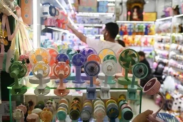 △近期，客商在浙江義烏國(guó)際商貿(mào)城采購(gòu)商品。