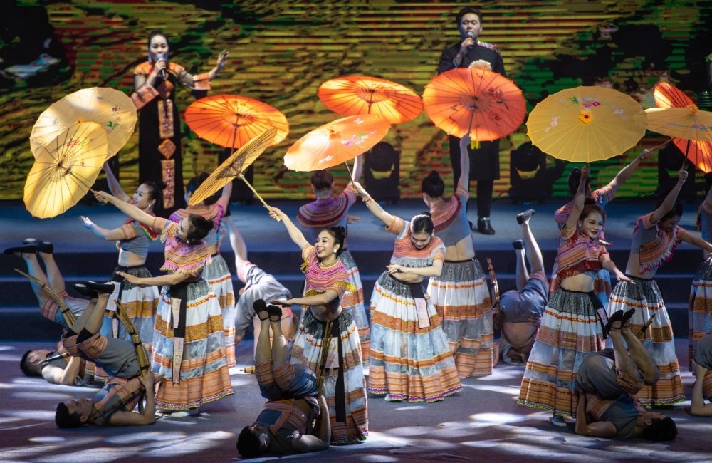 2023年1月18日，以“同心筑厚誼 攜手共發(fā)展”為主題的2023年中越跨國春節(jié)聯(lián)歡晚會在云南省紅河哈尼族彝族自治州河口瑤族自治縣舉行，越南老街省民族藝術歌舞團的演員在晚會上表演歌舞《漂浮在云端的節(jié)日》。新華社記者 胡超 攝