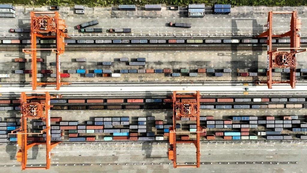 △2023年11月12日，火車在廣西欽州港碼頭裝運(yùn)集裝箱。