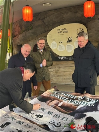 吳墾大使簽名。人民網(wǎng)記者 徐馨攝