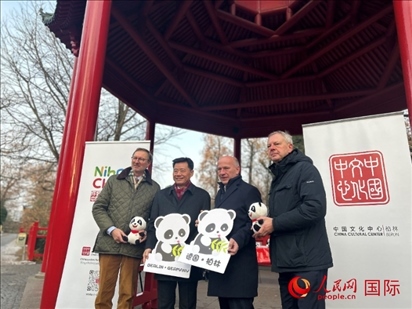 中國文化中心組織的主題活動(dòng)現(xiàn)場。從左至右依次為柏林動(dòng)物園園長克尼里姆、中國駐德國大使吳懇、柏林市長韋格納、柏林動(dòng)物園監(jiān)事會(huì)主席布魯克曼。人民網(wǎng)記者 徐馨攝