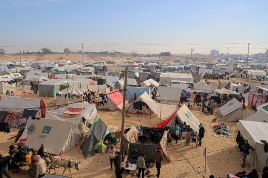  這是12月8日在加沙地帶南部城市拉法拍攝的臨時營地。新華社發(fā)（里澤克·阿卜杜勒賈瓦德攝）