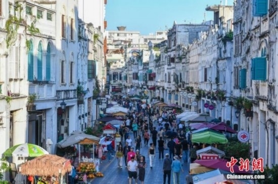 圖為?？隍T樓老街游客如織。 <a target='_blank' href='/' ><p align=