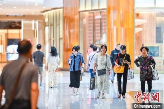 圖為顧客在cdf海口國際免稅城內(nèi)選購商品。<a target='_blank' href='/' ><p align=