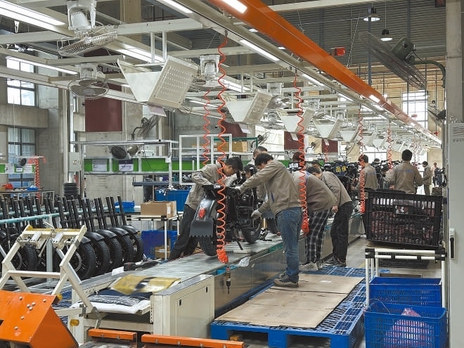  產(chǎn)業(yè)領(lǐng)跑 在長(zhǎng)三角一體化發(fā)展格局下，新能源制造業(yè)通過(guò)產(chǎn)業(yè)集群協(xié)同發(fā)展，形成現(xiàn)代化產(chǎn)業(yè)體系。圖為位于江蘇常州市的比亞迪工廠內(nèi)，工作人員正在組裝銷(xiāo)往非洲國(guó)家的電動(dòng)摩托車(chē)。 拉丁美洲通訊社古巴籍?dāng)z影記者 朗尼·洛佩茲（中文名羅帥）攝