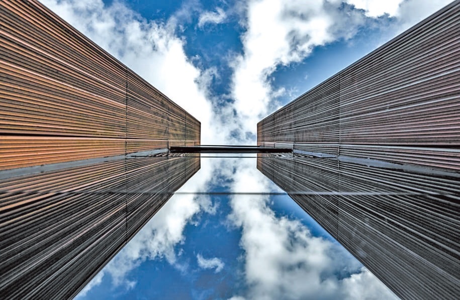  開(kāi)放共享 今年9月，改造升級(jí)后的上海凝聚力工程博物館開(kāi)門(mén)迎客。博物館大廳公共區(qū)域在功能提升、資源整合后，釋放更多公共服務(wù)空間，帶給市民更多新體驗(yàn)。 上海某餐廳法國(guó)籍廚師 邁克爾·溫德林?jǐn)z