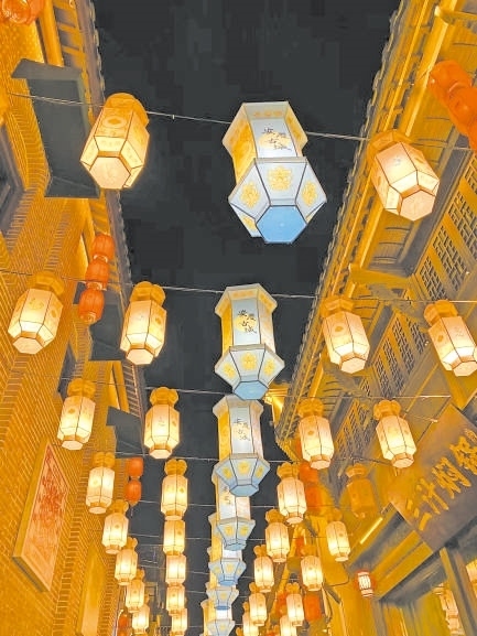  古城新韻 位于安徽安慶市安慶古城的倒扒獅歷史文化街區(qū)依江而建，在保留歷史建筑的同時(shí)，引入產(chǎn)業(yè)新業(yè)態(tài)，激發(fā)歷史文化街區(qū)活力，吸引了眾多游客前來(lái)游玩。 韓國(guó)籍視頻博主 金峻范攝