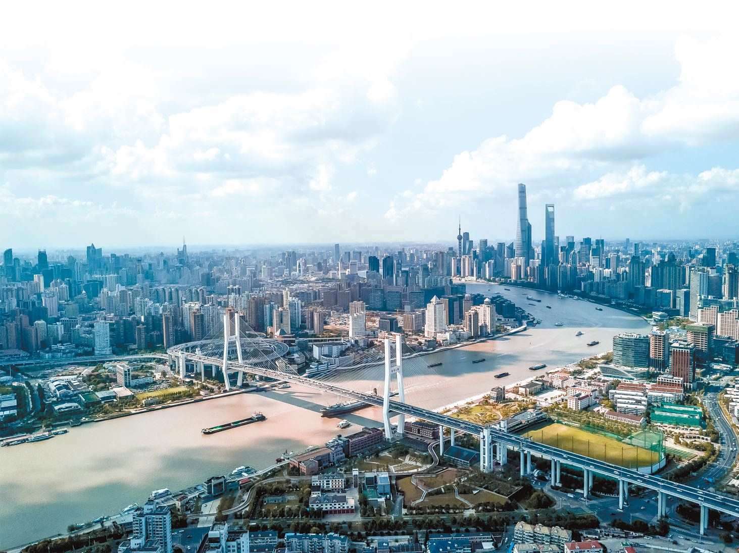  潮起東方 上海黃浦江兩岸高樓林立，風(fēng)光無(wú)限。近年來(lái)，上海以開(kāi)放創(chuàng)新之姿，謀劃推動(dòng)高質(zhì)量發(fā)展，奮力開(kāi)創(chuàng)長(zhǎng)三角一體化新局面。 德國(guó)籍導(dǎo)演、建筑師、攝影師 馬克·西格蒙德攝 “起初，我被東方古國(guó)的悠久歷史文化吸引來(lái)到中國(guó)。在上海生活的10多年間，我見(jiàn)證了這座城市的發(fā)展歷程，也感受到它兼具傳統(tǒng)與現(xiàn)代的獨(dú)特魅力?！? /></p> <p style=