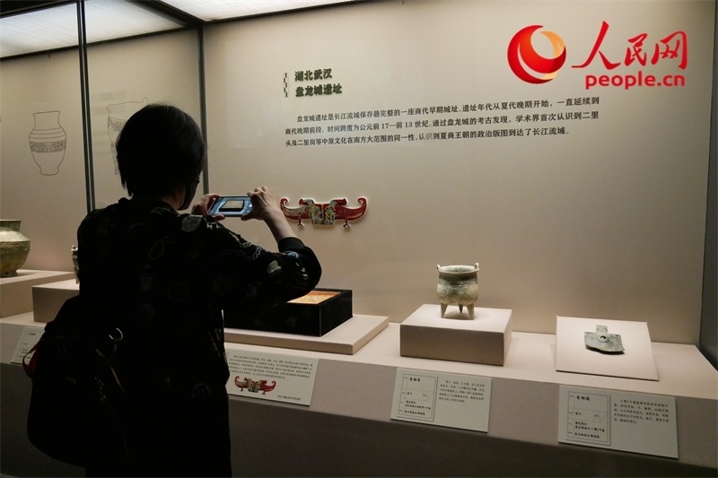 今年9月，觀眾正在參觀“鑒往知遠(yuǎn)——新時代考古成果展”。人民網(wǎng)記者 韋衍行攝