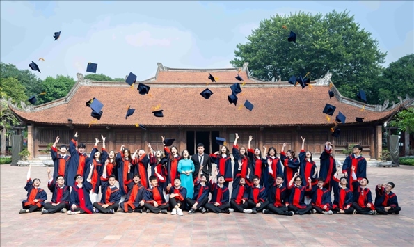 12月9日，越南首都河內(nèi)一所高中的學(xué)生在文廟內(nèi)合影留念。
