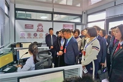  在昆明中院訴前調(diào)解工作室內(nèi)，代表們觀摩法官線上調(diào)解。