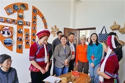  在大理法院喜洲法庭，代表們與“金花調(diào)解員”共同探討民族特色調(diào)解工作方法。