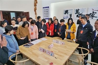  在劍川法院家事調(diào)解室內(nèi)，該院制作的《離婚證明書》引起了代表們的關(guān)注。