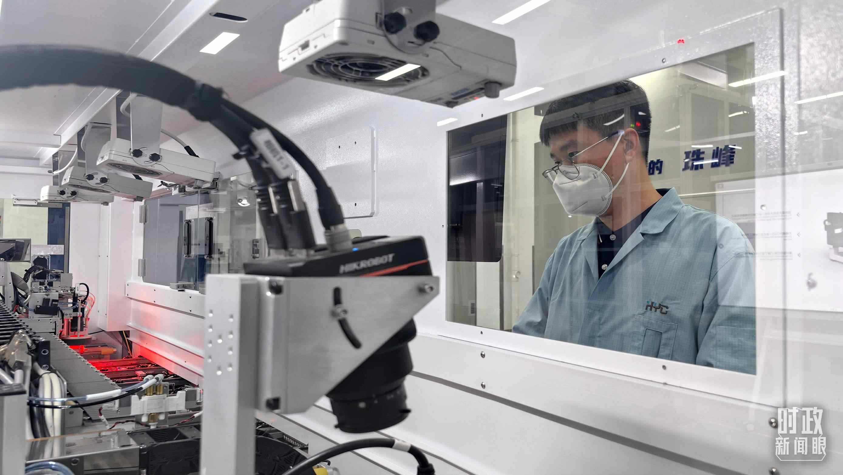 △蘇州華興源創(chuàng)科技股份有限公司員工正在研發(fā)車間內(nèi)進(jìn)行芯片測(cè)試。（總臺(tái)央廣記者潘毅拍攝）