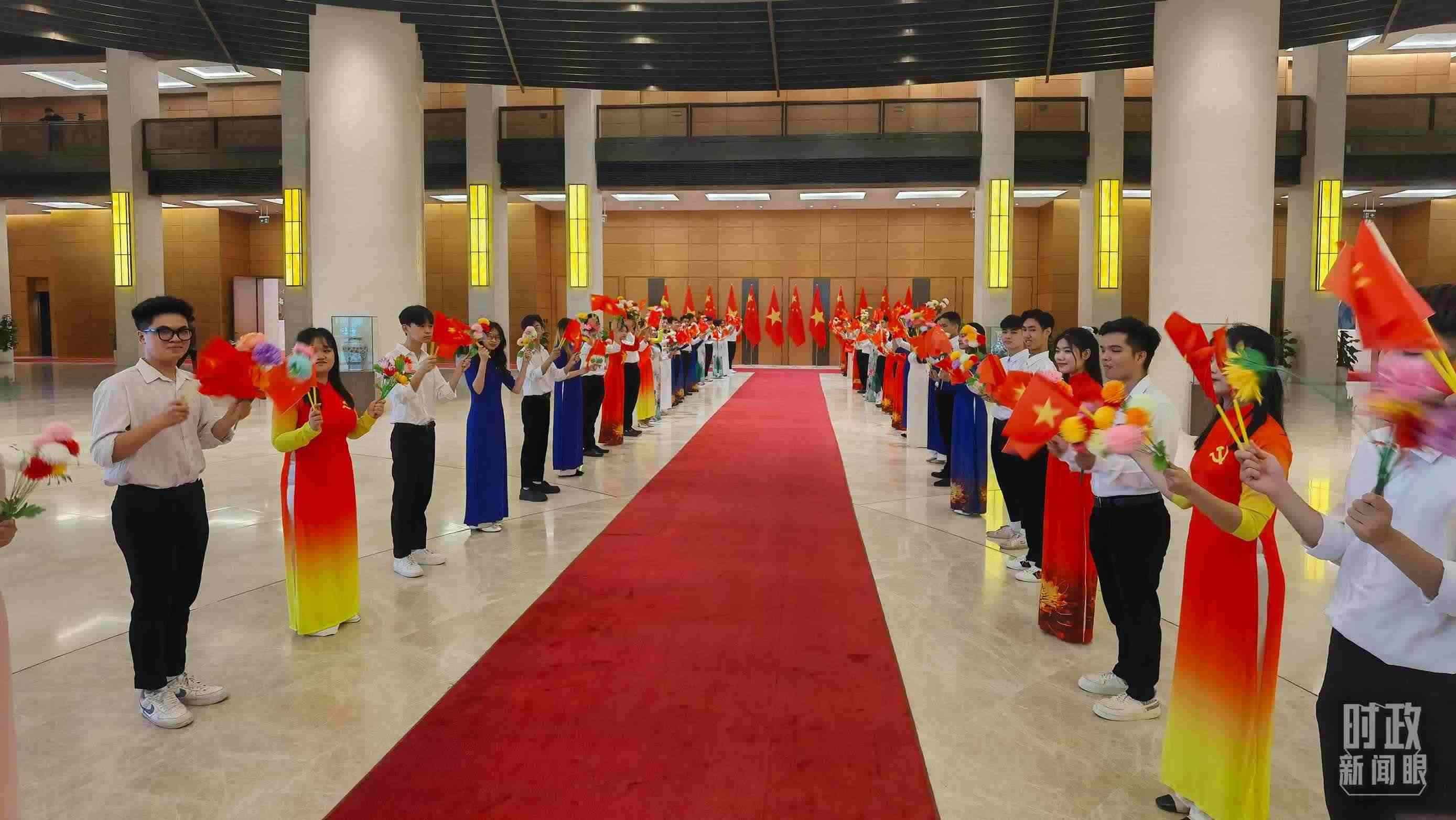 △夾道歡迎的當(dāng)?shù)厍嗄?。（總臺(tái)央視記者周志國拍攝）