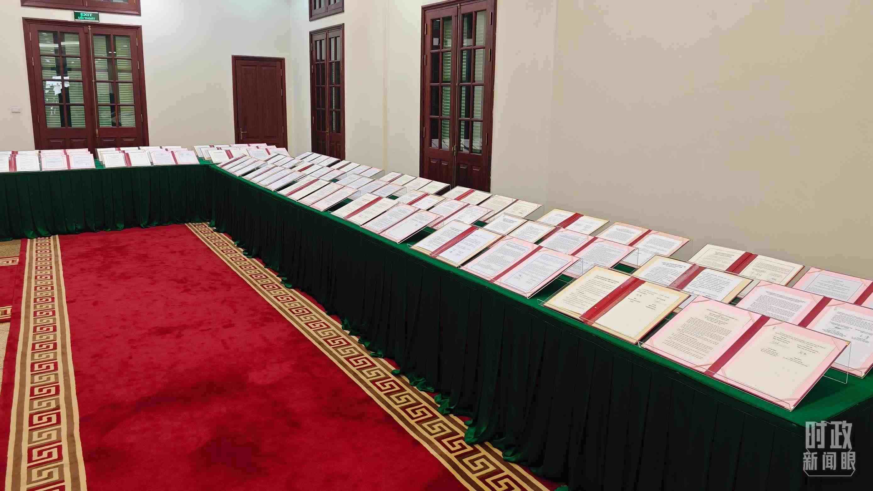 △會(huì)談后，兩黨總書記共同見證雙方簽署的雙邊合作文件展示，涵蓋共建“一帶一路”等30多個(gè)領(lǐng)域。（總臺(tái)央視記者耿小龍拍攝）