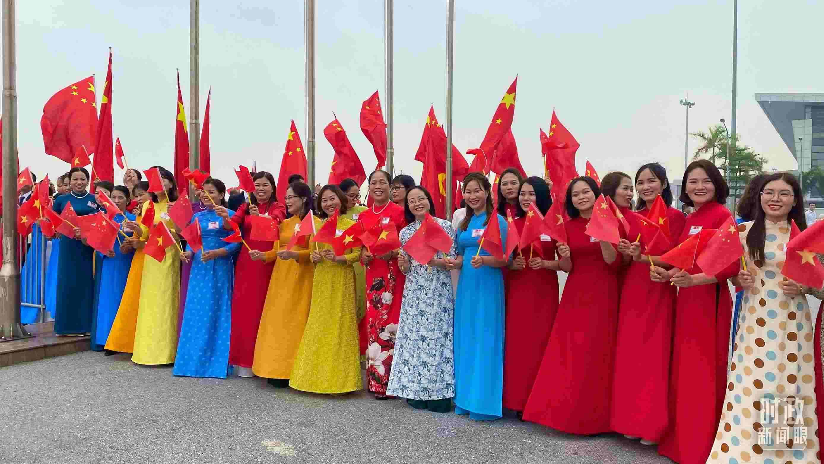 △專機(jī)抵達(dá)前，400多名中越各界代表手持兩黨兩國旗幟翹首以盼。（總臺(tái)央視記者李增仁拍攝）