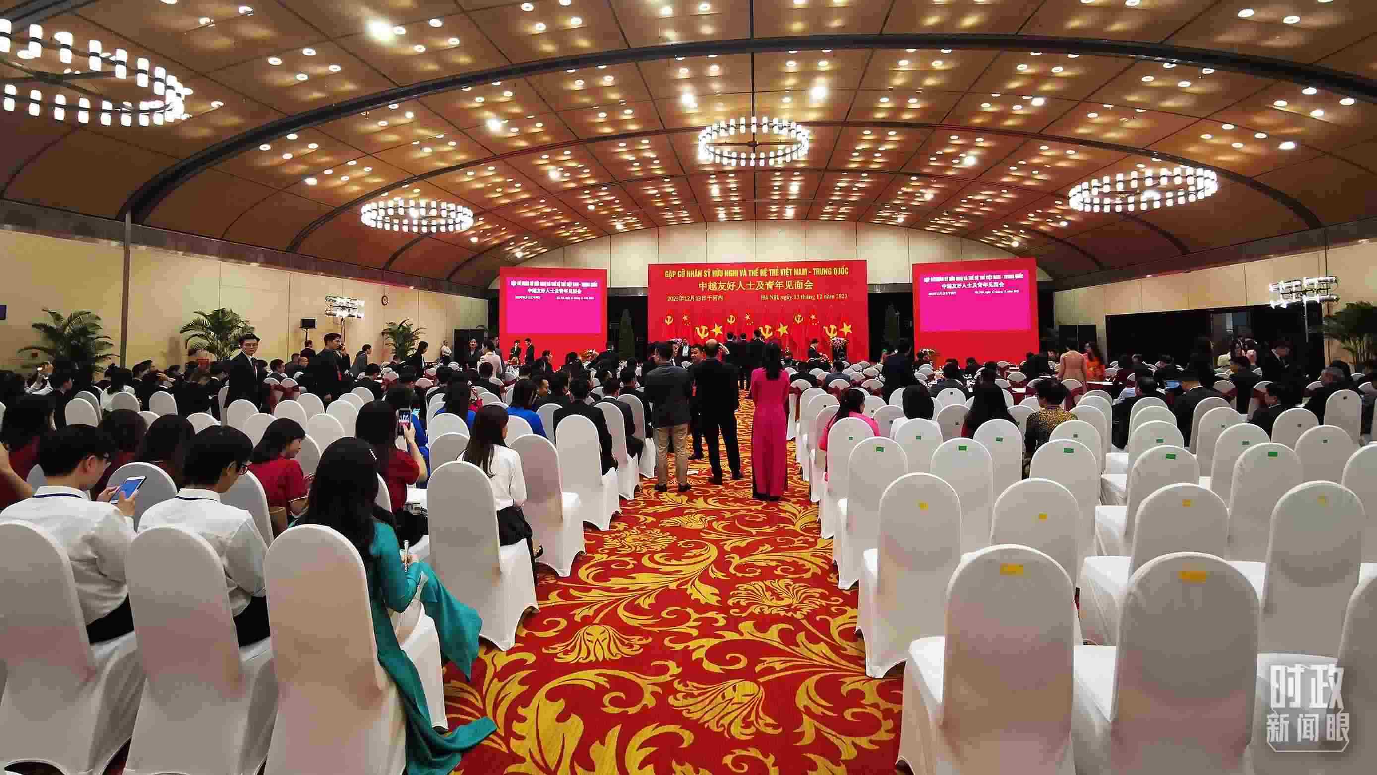 △習(xí)近平出席中越友好人士及青年見面會(huì)。這是見面會(huì)開始前的場(chǎng)景。（總臺(tái)央視記者荊偉拍攝）