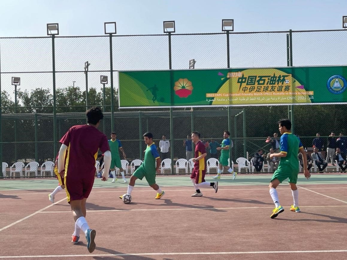 12月14日，中國石油（伊拉克）魯邁拉片區(qū)舉辦公共開放日和足球友誼賽。中國石油工程建設有限公司魯邁拉項目代表隊與巴士拉大學代表隊進行了比賽，巴士拉大學代表隊獲勝。文學軍攝
