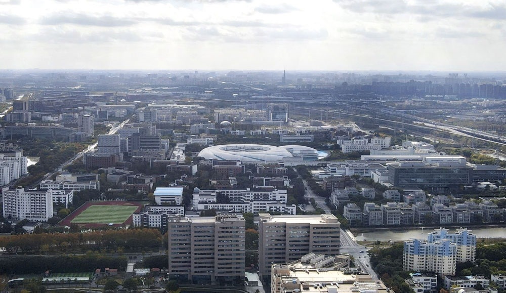 這是2023年11月25日在上海浦東新區(qū)張江科學(xué)城拍攝的形如鸚鵡螺的大科學(xué)裝置上海光源（中）（無人機照片）。新華社記者 方喆 攝