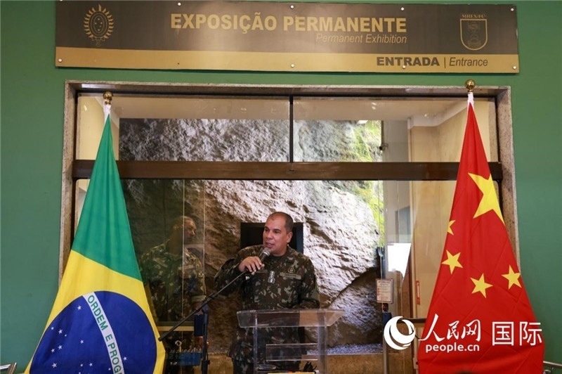 科帕卡瓦納要塞司令亞歷山大·羅伯托在攝影展開(kāi)幕式上致辭。 人民網(wǎng)記者 陳海琪攝