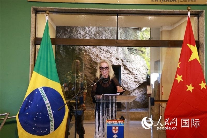 山河文化促進(jìn)中心執(zhí)行總裁瑪西婭·梅爾基奧爾在攝影展開(kāi)幕式上致辭。 人民網(wǎng)記者 陳海琪攝