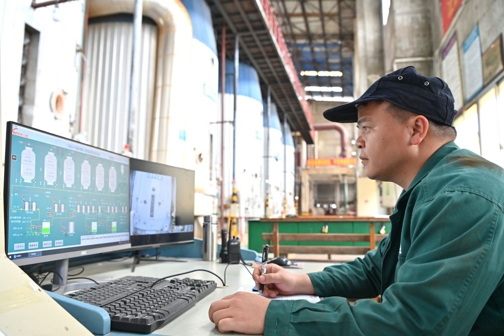 12月12日，工作人員在廣西來(lái)賓小平陽(yáng)湘桂制糖有限公司監(jiān)控蒸發(fā)系統(tǒng)。