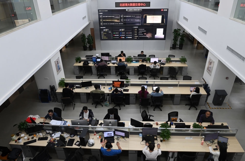 中國(guó)—東盟信息港員工在工作中。