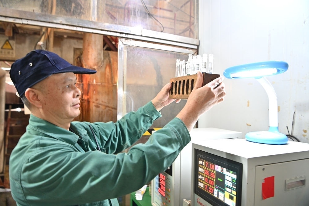 12月12日，廣西來(lái)賓小平陽(yáng)湘桂制糖有限公司的工作人員在檢測(cè)糖漿樣品。