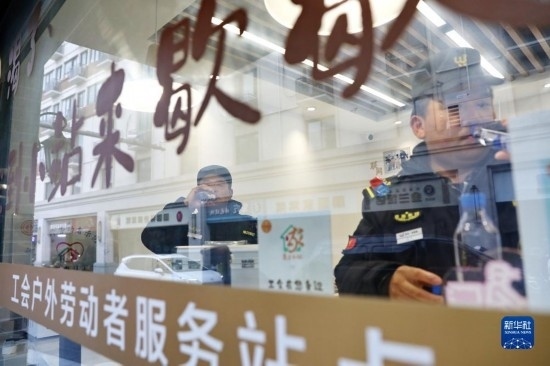 12月16日，戶外工作者在浙江省嘉興市南湖區(qū)丁家橋社區(qū)個性化“惠工小站”休息。