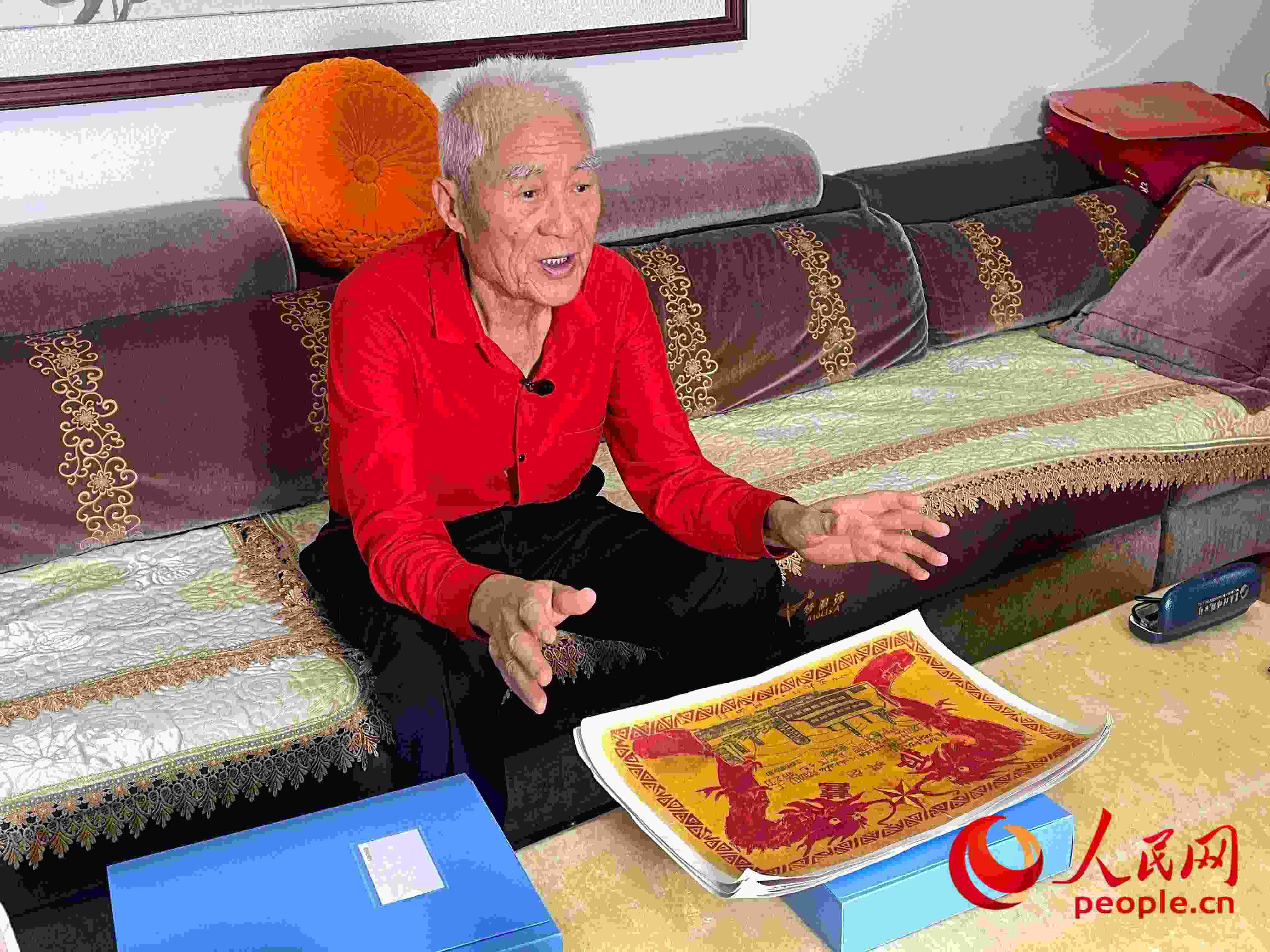 馬太生向采訪團(tuán)講述自己獲得獎狀的經(jīng)歷。人民網(wǎng) 周靜圓攝