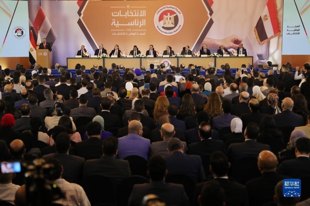 這是12月18日在埃及首都開(kāi)羅拍攝的埃及全國(guó)選舉委員會(huì)新聞發(fā)布會(huì)現(xiàn)場(chǎng)。新華社發(fā)（艾哈邁德·戈馬攝）